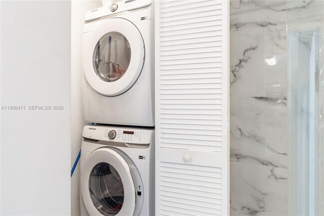 Building Photo - 725 NE 22nd St