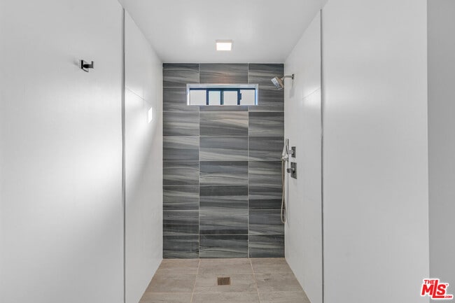 Building Photo - 1111 N Kenmore Ave