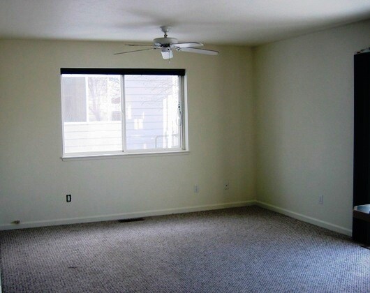 Building Photo - Spacious 3 bedroom townhouse