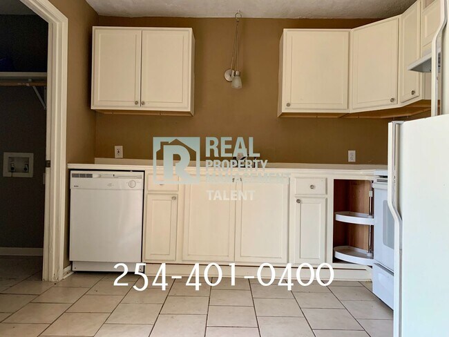 Building Photo - 2214 Saulsbury Dr
