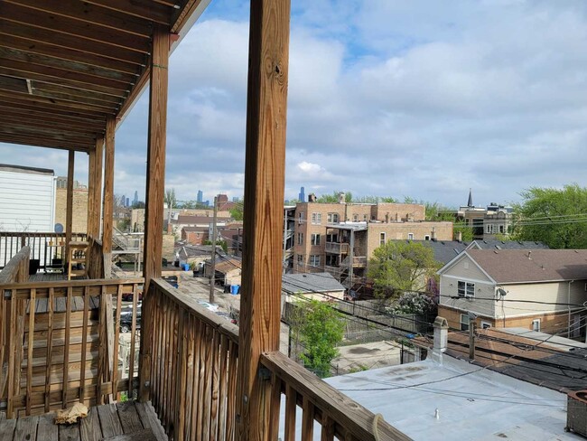 Building Photo - 2659 W Division St