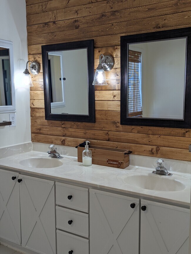 Building Photo - 211 Palmer Way