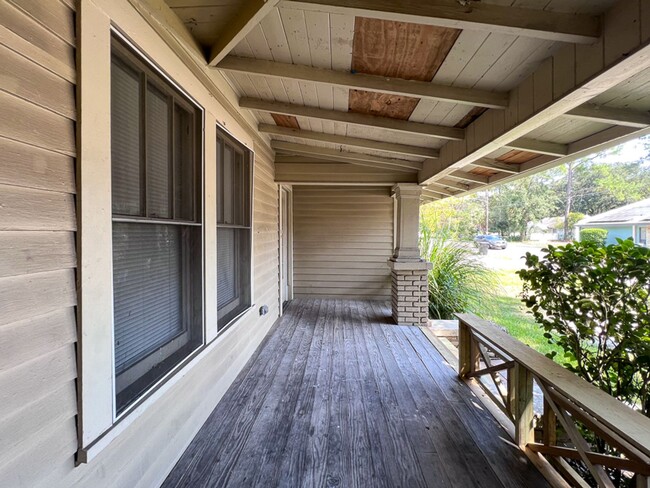 Building Photo - PET FRIENDLY Recently Updated 4-Bedroom, 3...