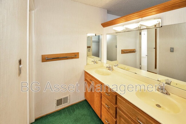 Building Photo - 2901 Doidge Ave