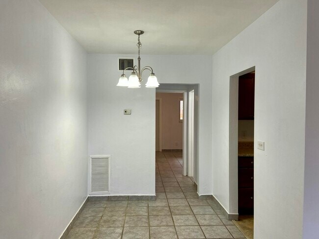 Building Photo - 2909 Middle River Dr