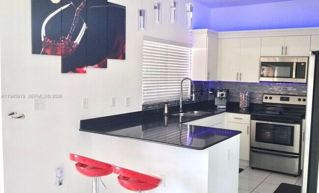 Building Photo - 690 E 6th Pl