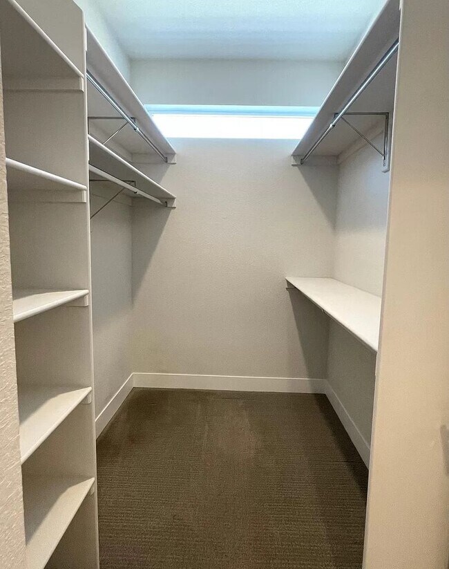 Building Photo - 2 Bedroom 2 Full Bathrooms and 2 Half Bath...