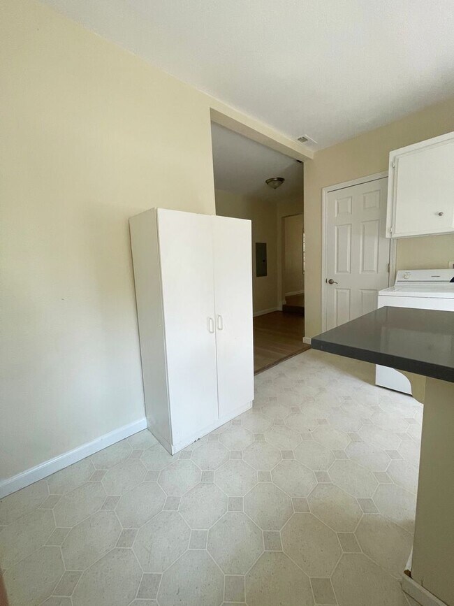 Building Photo - Quiet and Cozy Two Bed in SW Portland 5 plex~ Open Floor Plan~ Great Shared Outdoor Space~ Off St...