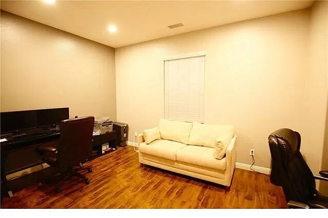 Building Photo - 15761 Crestwood Ave