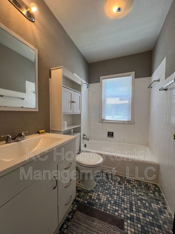 Building Photo - 7542 Harrison St