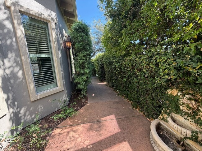 Building Photo - 1014 Gamay Dr