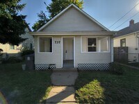 Building Photo - Coming soon! 2 Bed 1 Bath in Cozy Central ...