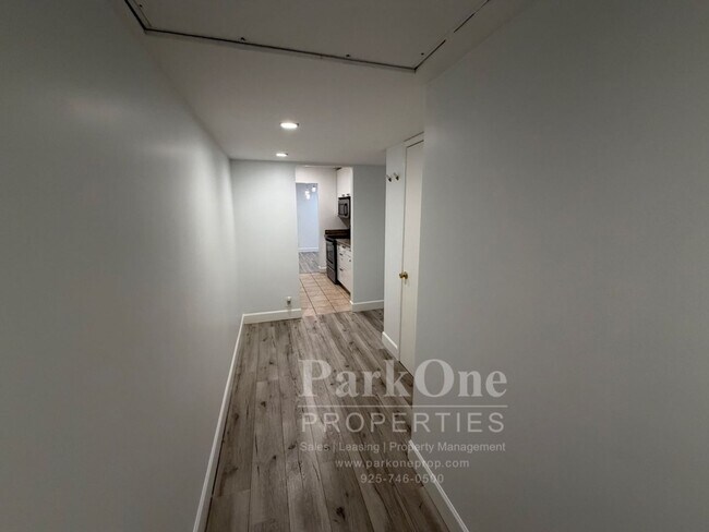 Building Photo - Spacious Condo Near Downtown Walnut Creek Available Now!