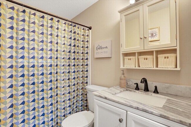 Building Photo - 4 Bedroom, 2 Bath Brick Home in Savannah