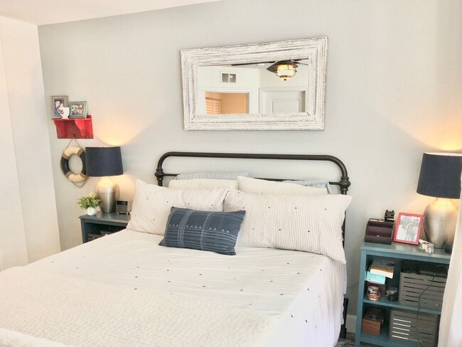 Building Photo - Beautifully Upgraded & Appointed End Condo...