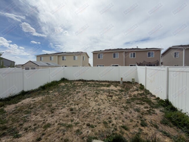 Building Photo - 3 bed, 2.5 bath townhouse with a 2 car garage