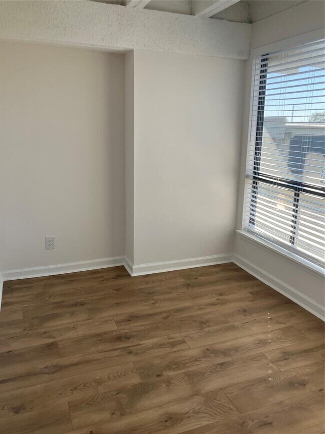 Building Photo - 5914 Lago Vista Way