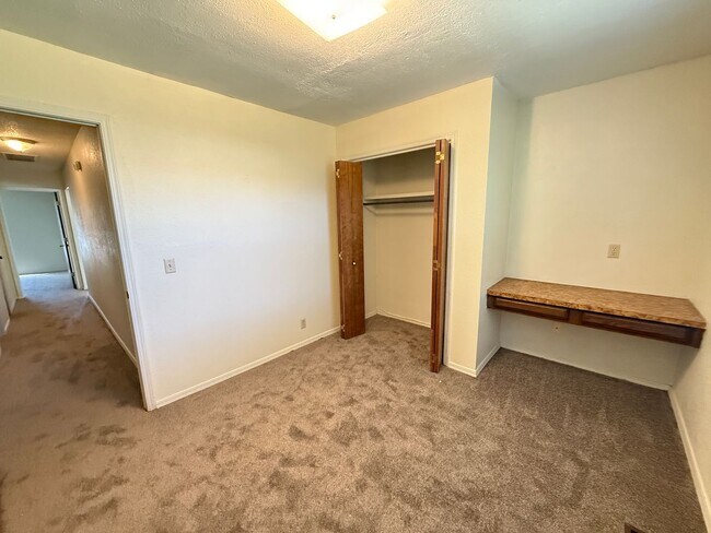 Building Photo - Three bedroom Duplex, Fenced Yard, Union School District