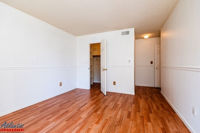 Building Photo - Lovely & Spacious Condo | New Appliances | Private Patio