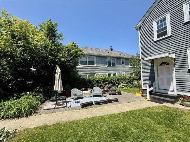 Building Photo - 45 Rochambeau Ave