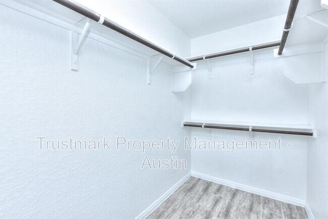 Building Photo - 220 Comal Ln