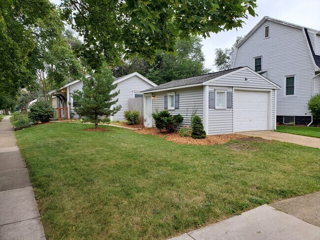 Building Photo - Adorable 2 bedroom with a bonus room!