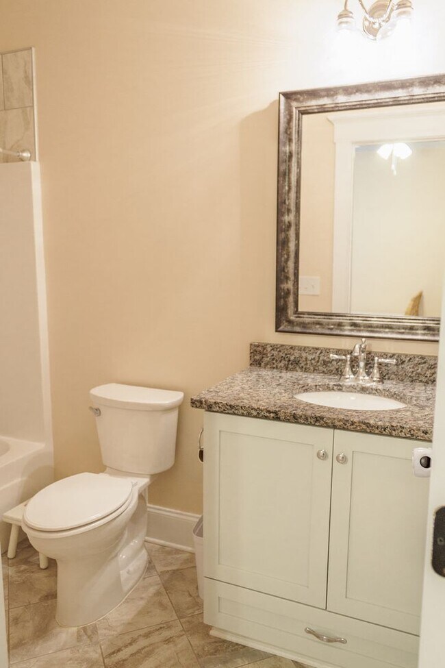 Building Photo - 4 Bedroom, 4.5 Bathroom Home!