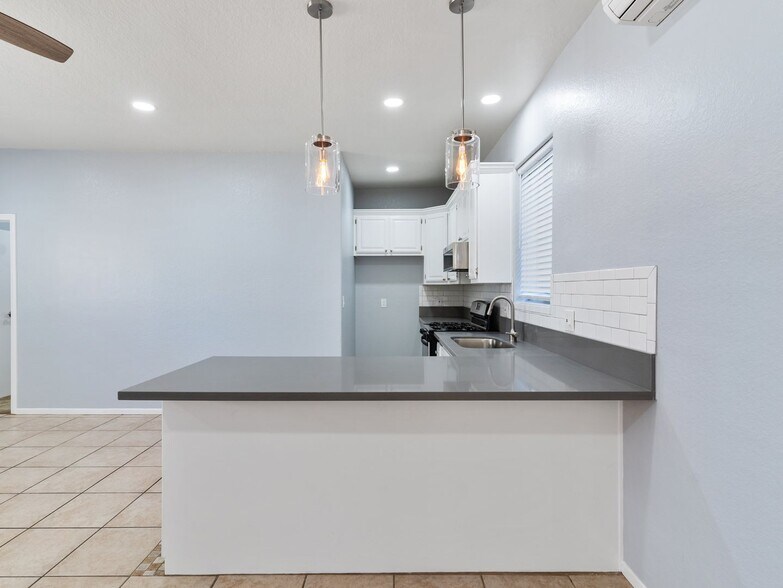 Building Photo - 1116 E 1st St