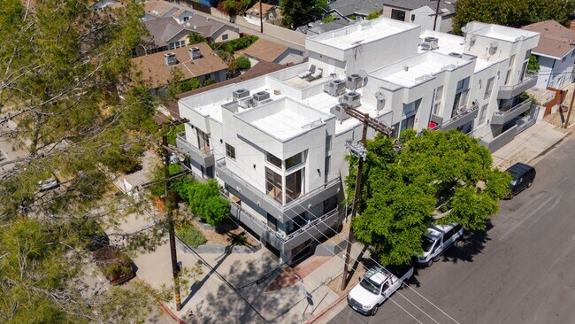 Building Photo - Newly Remodeled 2 Bed, 2 Bath Apartment in Valley Village!