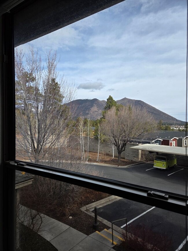 Building Photo - Light-Filled 2 Bed / 2 Bath Condo | 1,104 Sq Ft | Fireplace | Private Balcony