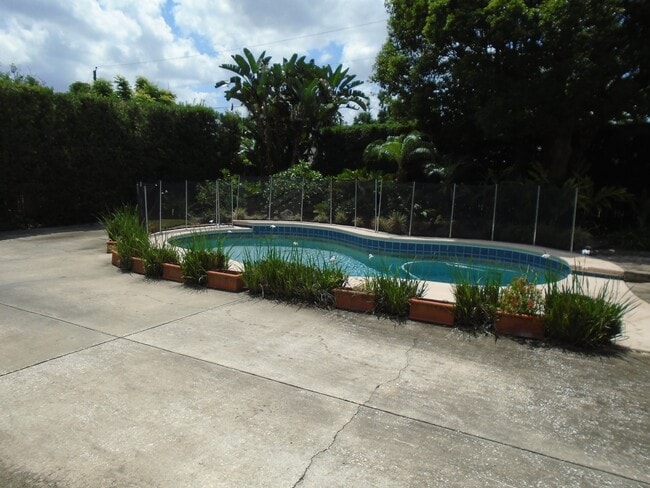 Building Photo - DOMMERICH AREA POOL HOME WITH POOL/LAWN IN...