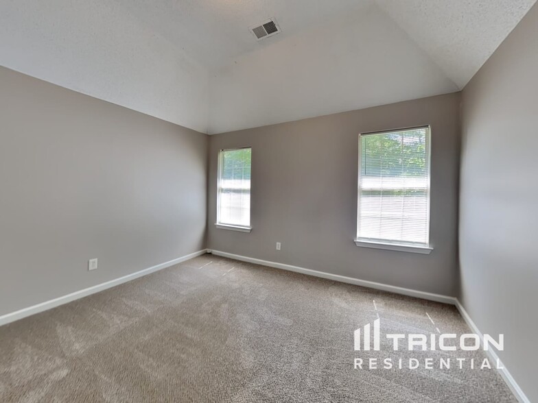 Building Photo - 3885 Riverview Bend