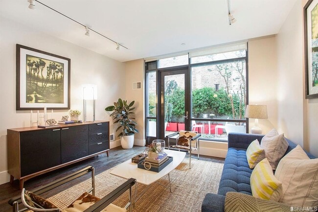 Building Photo - Spacious Centrally Located 1 bed + Den/ 1....