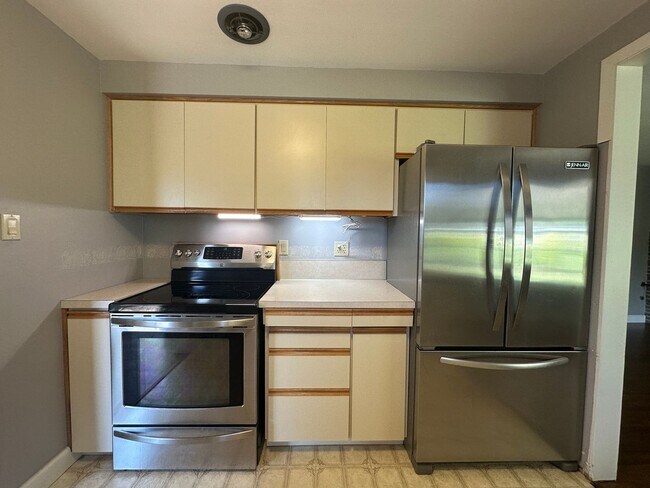 Building Photo - Three Bedroom Home in South Salem with Lar...