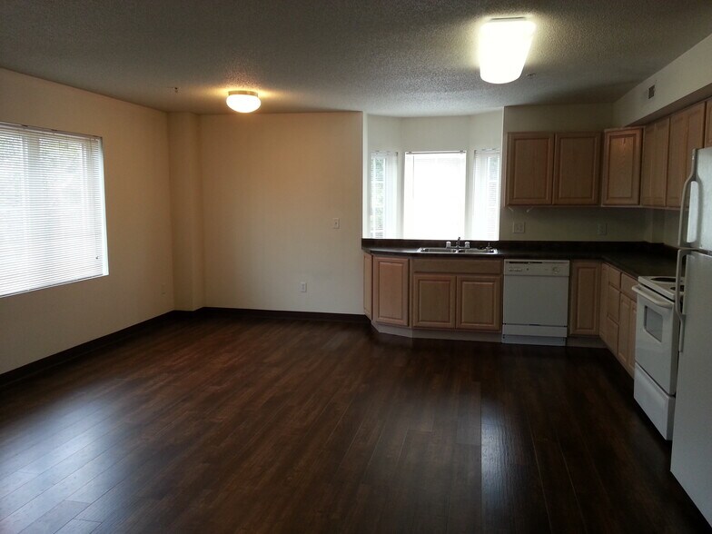 Building Photo - 943 S Gilbert St