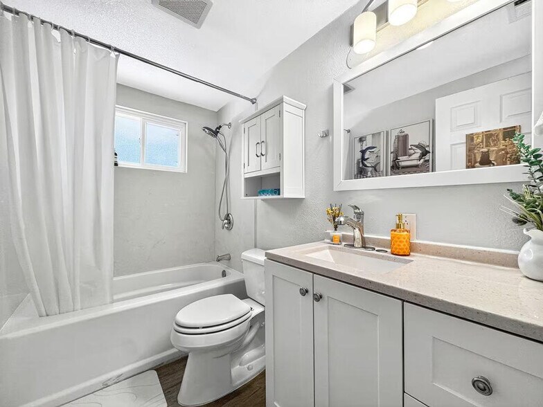 Building Photo - 768 Lakechime Dr