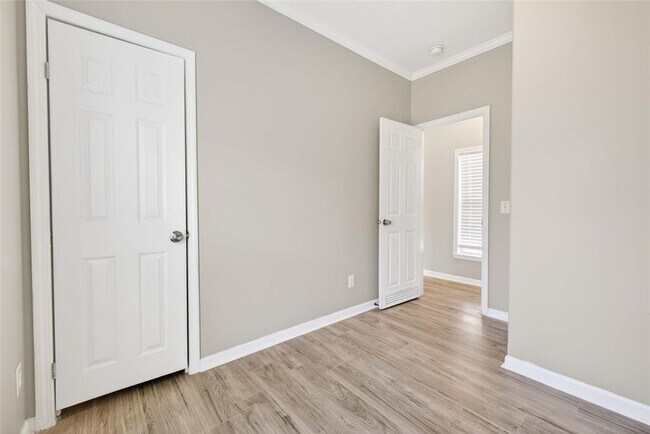 Building Photo - 130 Leaning Oaks Cir