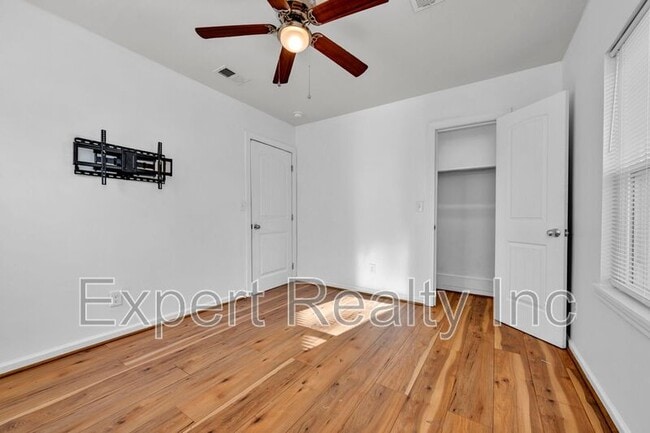 Building Photo - 1861 Woodland Ave SW