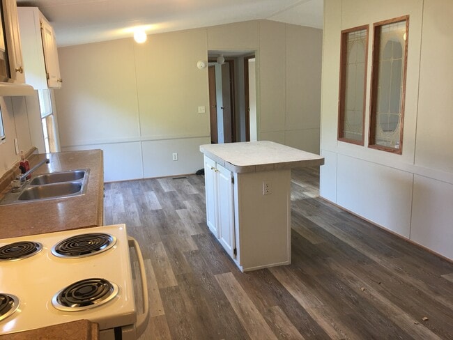 Building Photo - 476 Sharp St