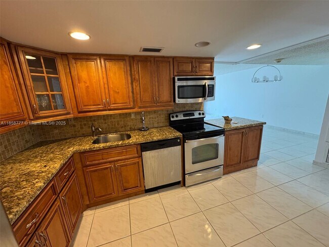 Building Photo - 1420 Brickell Bay Dr