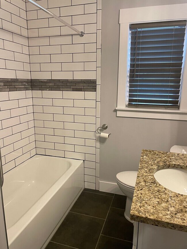 Building Photo - Knoxville 37914 - Adorable 2 bedroom, 1 bath home - Contact Lisa Vineyard and Shannon Russell (86...