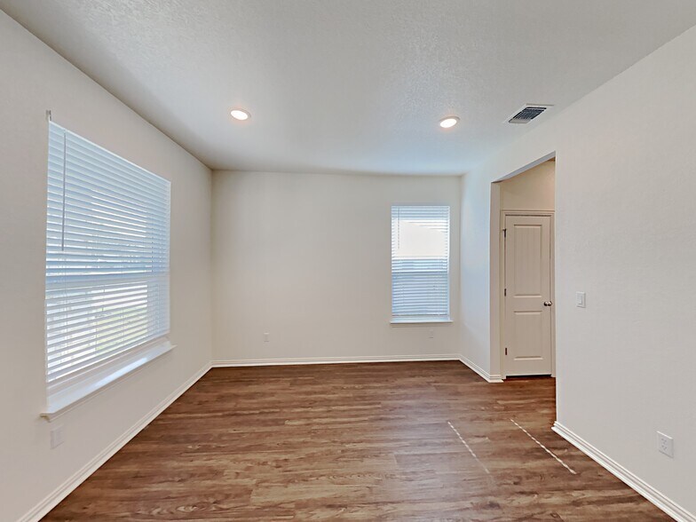 Building Photo - 437 Pebble Bend