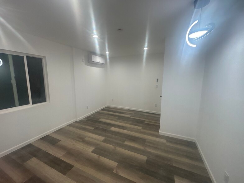 Building Photo - 3006 S Palm Grove Ave