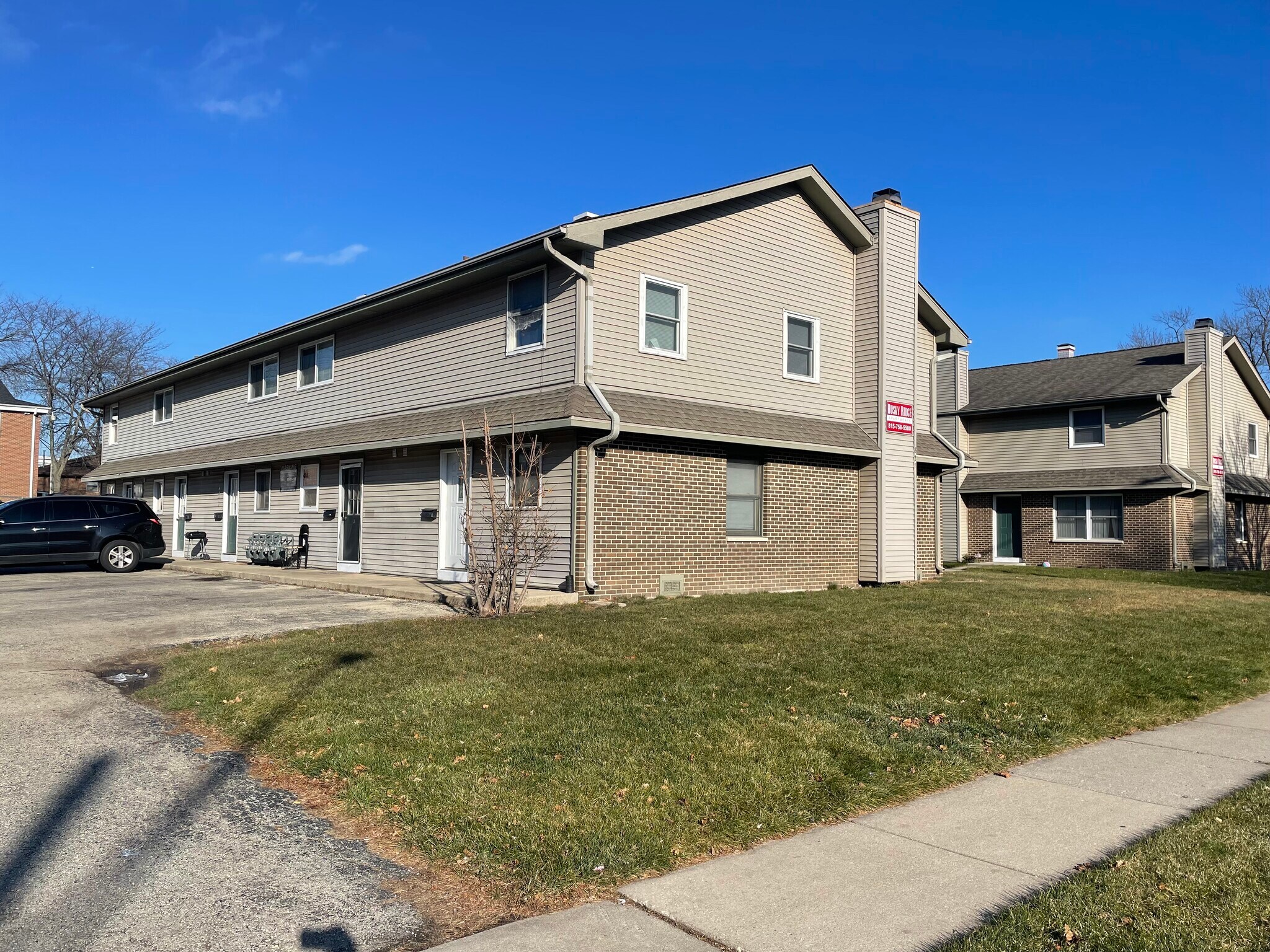 Building Photo - 827 W Hillcrest Dr