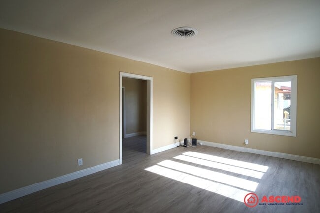 Building Photo - Adorable 4 Bedroom Bungalow!