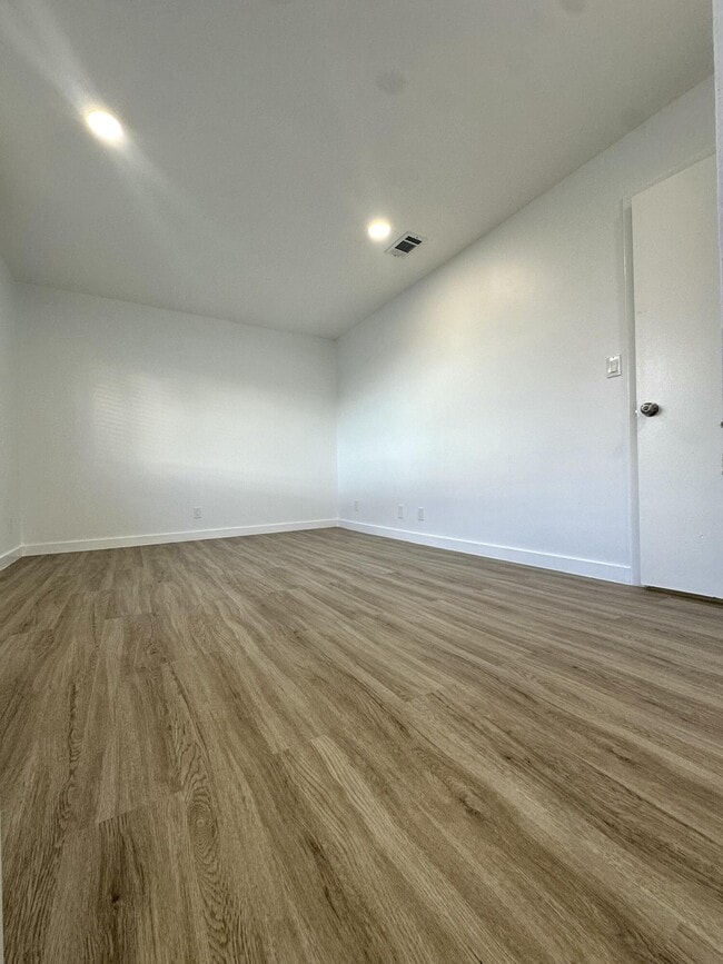 Building Photo - 906 E Tiffany Dr