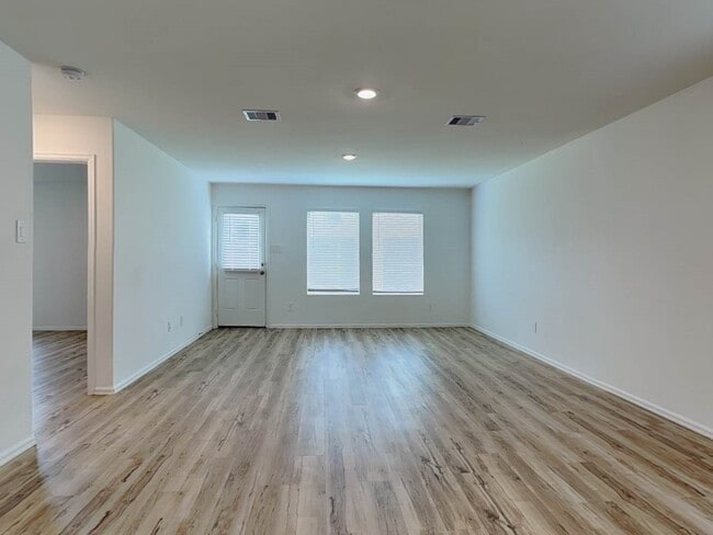 Building Photo - 18714 Mercer Fls Dr