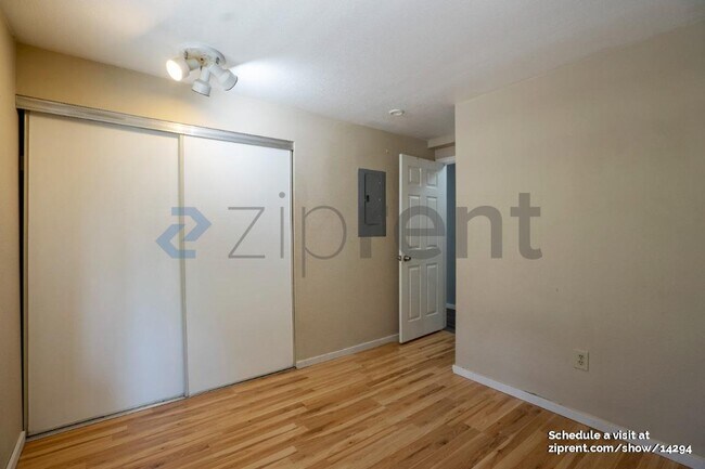 Building Photo - 9807 NE 124th St