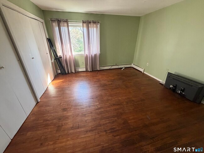 Building Photo - 11 Camelot Dr