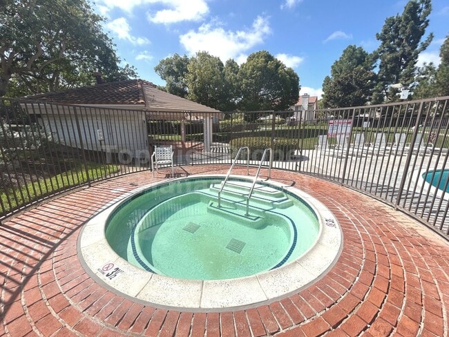 Building Photo - ***Charming 3 bed / 2.5 bath / 1,501 sqft ...
